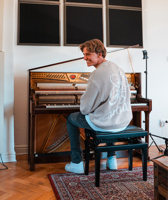 Andre Fischer am Klavier im Proberaum