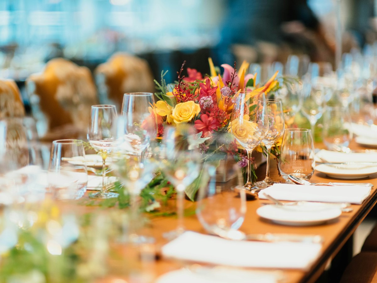 Festlich gedeckte Tafel mit Blumen bei einer Feier